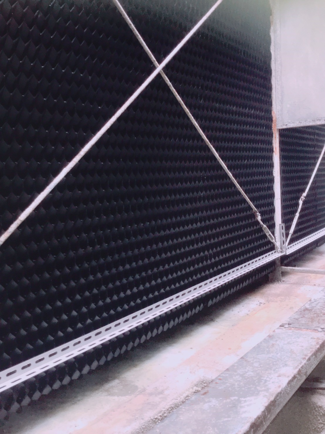 華寶新型一體成型鰭片散熱片施工現場